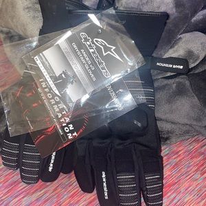 Brand new, safe retention, alpine stars motorcycle riding gloves!